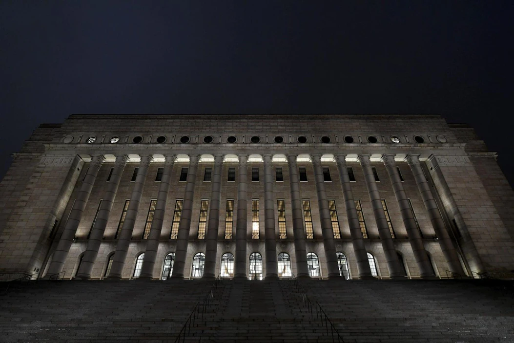 Täysistunnon aluksi ratkaistaan, mikä eduskunnan valiokunnista laatii mietinnön liikkumisrajoituksia koskevasta hallituksen esityksestä.