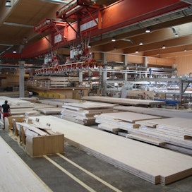 Valmiit CLT-levyt odottavat pakkaamista Stora Enson tehtaalla Itävallan Ybbsissä.