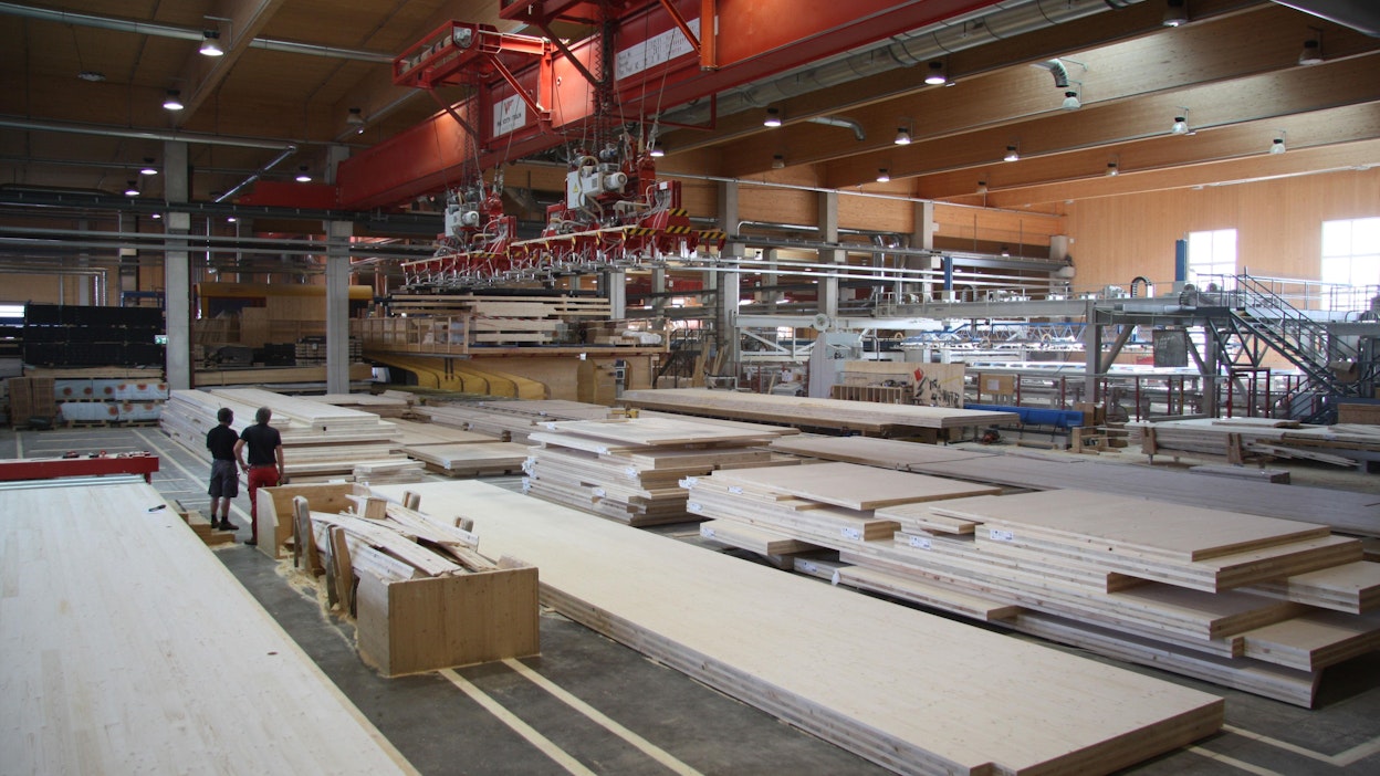 Valmiit CLT-levyt odottavat pakkaamista Stora Enson tehtaalla Itävallan Ybbsissä.
