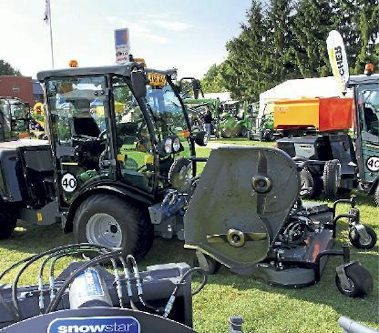 Belos-kiinteistötraktorit ovat nyt Kärcher-merkkisiä. Nelivetoisessa MC 54:ssä on 4-sylinterinen, 33 kW:n diesel-Kubota. Voima siirtyy pyöriin napamoottoreiden välityksellä. Peruskone voidaan luonnollisesti varustaa ympärivuotiseen käyttöön. Koneen veroton hinta on 60 000 euroa. (PJ)