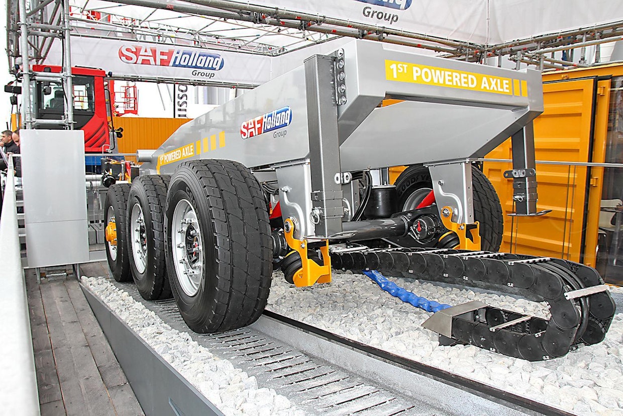 SAF Holland esitteli osastollaan maansiirtoperävaunuihin tarkoitetun hydraulivetoisen akselin. SAF Intra CD Trak on tarkoitettu 9 tonnin akselimassaluokkaan. Tarvittava voima otetaan auton hydrauliikasta ja järjestelmää käytetään sähköisesti ohjaamosta käsin. (TR)