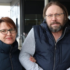 Pietarilaiset Sergey ja Tatjana Piryazev ostavat Suomesta pääasiassa pesuaineita ja hygieniatarvikkeita. He eivät ole havainneet kaupoissa puutteita.