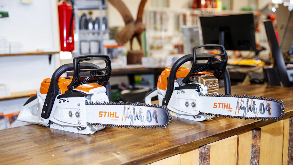 Kuvassa Uittokaluston valikoimiin kuuluvat Stihl MSA 300 C-O -akkusaha (vas) ja Stihl MS 261 C-M -polttomoottorisaha.