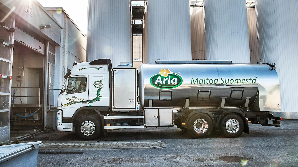 Ruotsissa suurimmat meijerit Arla ja Norrmejerier haluavat lisätä pohjoisen maidontuotantoa, uutisoi ATL. Kuvassa kulkee suomalaista Arlan maitoa.
