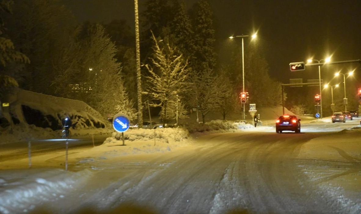Huono ajokeli kiusaa taas autoilijoita suuressa osassa maata. Lehtikuva / Heikki Saukkomaa