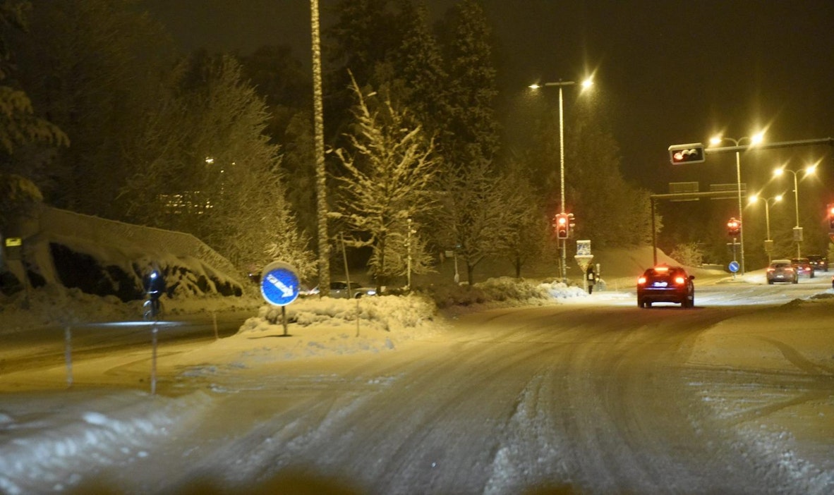 Huono ajokeli kiusaa taas autoilijoita suuressa osassa maata. Lehtikuva / Heikki Saukkomaa