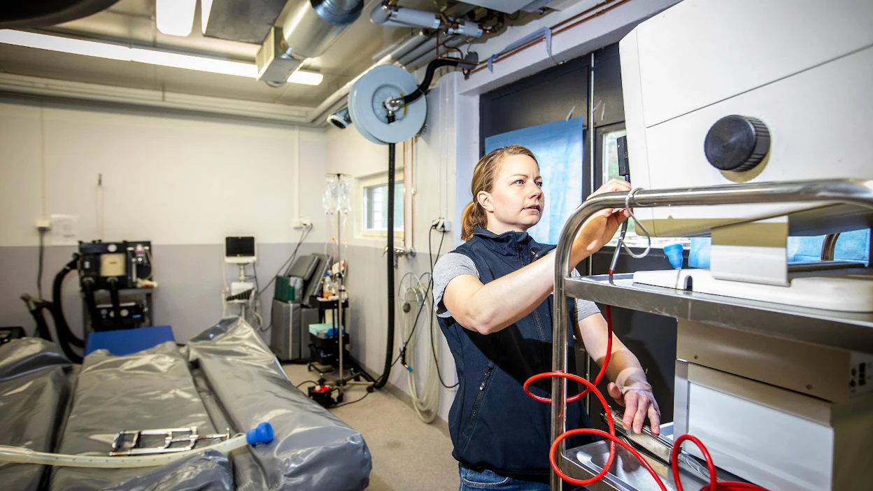 Haastavinta on, kun joskus päätöksen joutuu tekemään nopeasti vain niillä tiedoilla, mitä sillä hetkellä on käytettävissä, Heidi Tapio kuvaa hevoskirurgin työtä. Ennakkovalmistautuminen jo kotona ja sitten klinikalla on olennainen osa onnistunutta operaatiota.