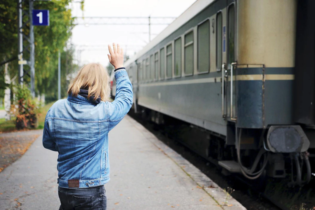 Hallituksen päätös karsia junavuorojen ostoliikennettä merkitsee hyvästejä junaliikenteelle monella asemalla.