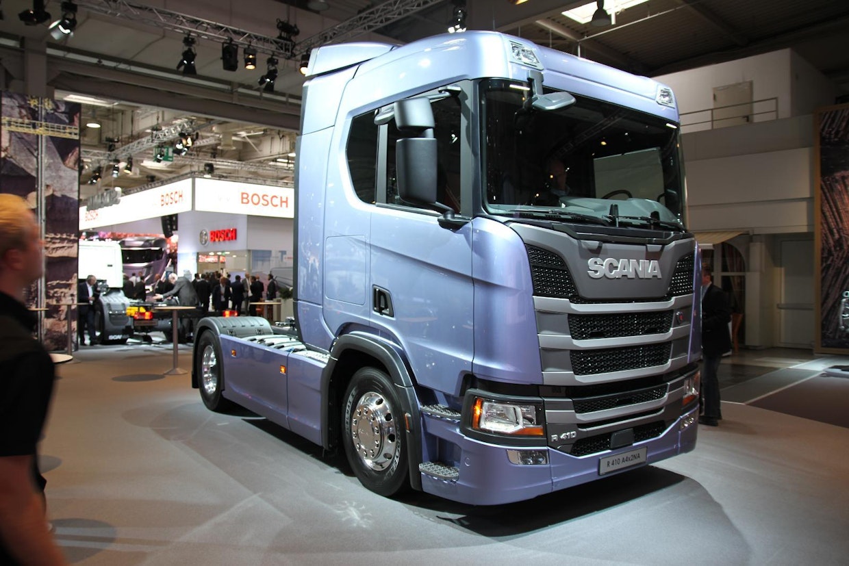 Scanian S-sarja voitti arvostetun International Truck of the Year -palkinnon. Raati korosti ajomukavuutta, turvallisuusnäkökohtia ja myönteisiä vaikutuksia liikennöitsijän kokonaistalouteen. S-ohjaamoihin voidaan asentaa kaatumisturvatyynyt. Tämä on uusi turvallisuusominaisuus, jonka Scania ensimmäisenä kuorma-autovalmistajana maailmassa pystyy tarjoamaan.