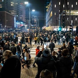 Rotterdamissa ihmisiä osallistui koronarajoituksia vastustavaan protestiin. LEHTIKUVA / AFP