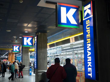 K-Supermarketin kauppias on ollut yhteydessä sekä Eviraan että poliisiin, molemmat ovat sallineet yökyläilyn.