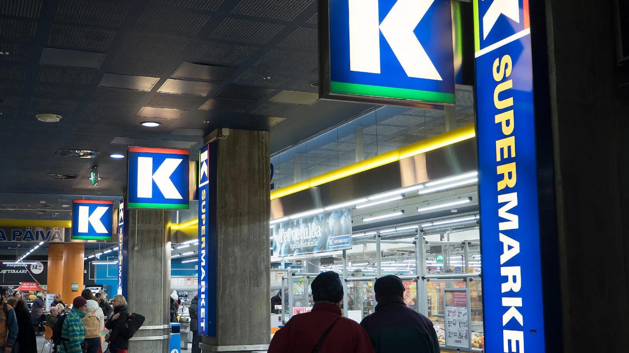 K-Supermarketin kauppias on ollut yhteydessä sekä Eviraan että poliisiin, molemmat ovat sallineet yökyläilyn.