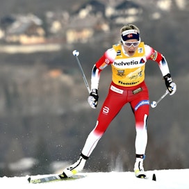 Norjan Therese Johaug oli ylivoimaisesti nopein yhteislähtönä hiihdetyllä päätösetapilla, joka huipentui Italiassa Alpe Cermis -laskettelurinteen kipuamiseen. LEHTIKUVA / Jussi Nukari
