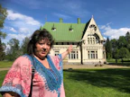 Carlsrolla on värikäs historia ja Natalia Kaleva saa eläväisellä selostuksellaan kuulijat seuraamaan kummituskierrosta hiirenhiljaa.