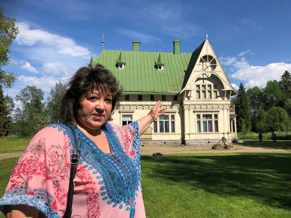 Carlsrolla on värikäs historia ja Natalia Kaleva saa eläväisellä selostuksellaan kuulijat seuraamaan kummituskierrosta hiirenhiljaa.