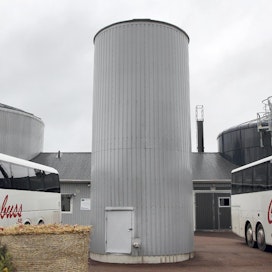 Turistibusseja Ålandsmejerietin biokaasulaitoksen edustalla. Biokaasulaitos korvaa öljyä 250 000 litraa vuodessa.