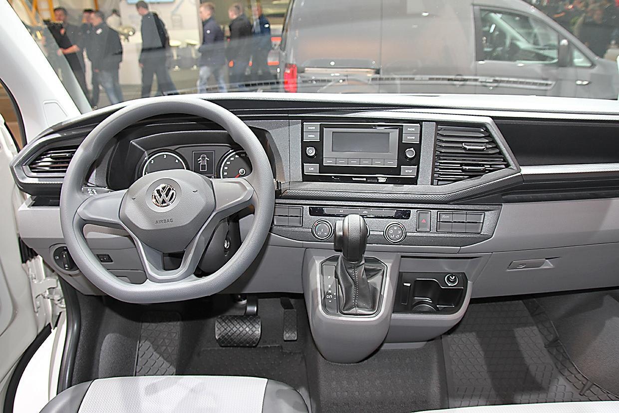 VW Transporterin sisällä uutta ovat kojelauta ja ohjauspyörä sekä led-sisävalot. Myös 230 V pistorasia ja lukittava säilytyslaatikko oikean istuimen alla. Tarjolle tulee myös mm. Passatista tuttu täyselektroninen diginäyttö. (TR)