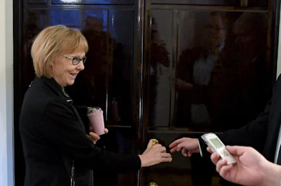 Perustuslakivaliokunnan puheenjohtaja Annika Lapintie (vas.) saapui valiokunnan kokoukseen aamulla. LEHTIKUVA / JUSSI NUKARI