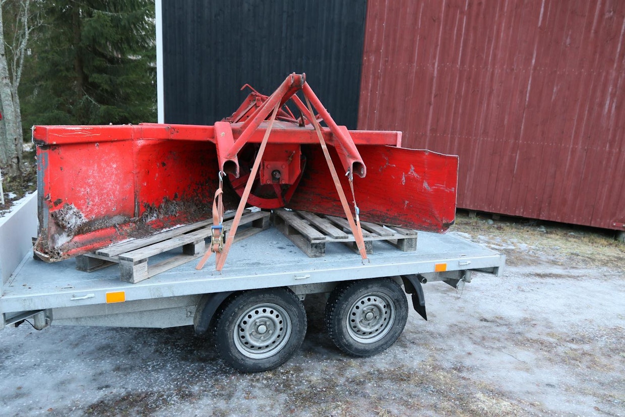 Peltinen pohja on etenkin talvella liukas. Sen vuoksi kitkaa on syytä lisätä kuormattavan kappaleen alle sijoitetuilla kumipaloilla tai kuten kuvassa trukkilavoilla. Ne myös suojelevat pohjalevyä kolhuilta. Sidontalenkit on sijoitettu lavan reunimmaisiin runkopalkkeihin.