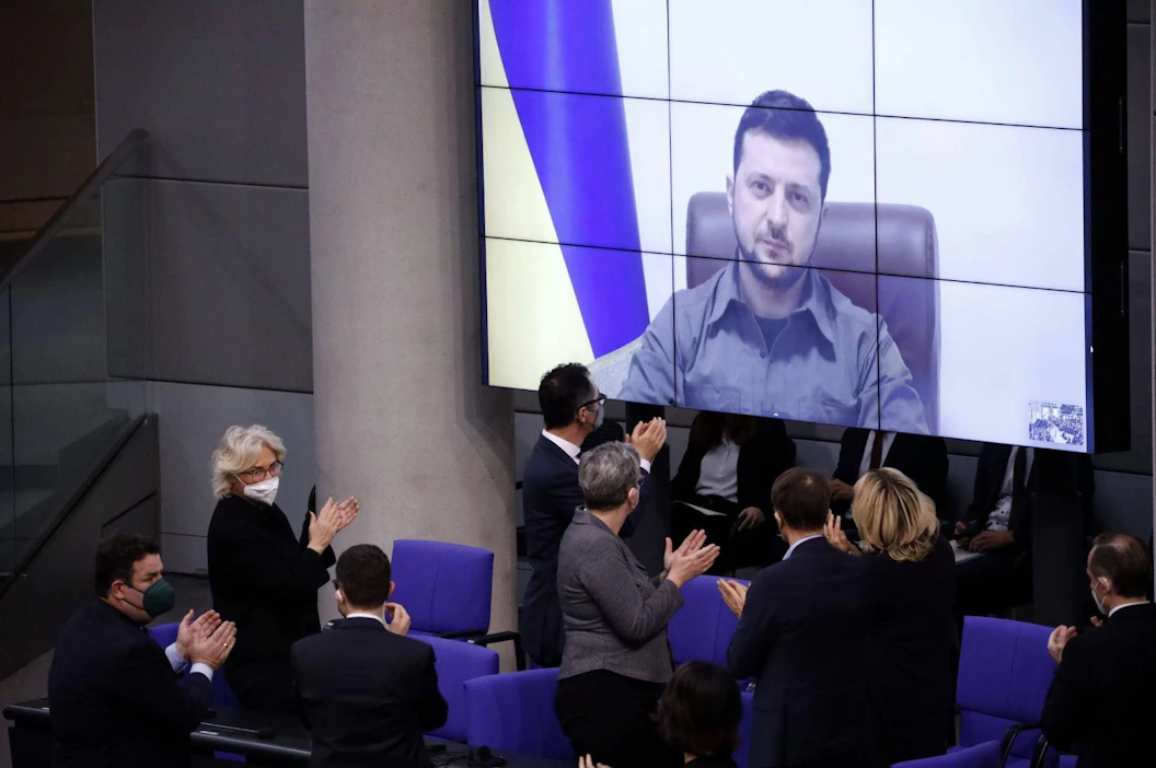 Zelenskyi arvosteli tiukasti Saksaa ja Eurooppaa Ukrainalle tähän mennessä annetun tuen riittämättömyydestä puhuessaan Saksan parlamentille 17. maaliskuuta 2022.