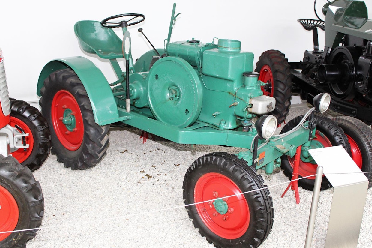 Useimmat pienempien saksalaisvalmistajien traktorit olivat 1930-luvulla ja sotien jälkeenkin kuin samalla muotilla tehtyjä, eikä Kramer tehnyt poikkeusta. Tässä vuoden 1940 mallissa K12 on Deutzin 1-sylinterinen diesel kiehutusjäähdytyksellä, ZF:n 4-nopeuksinen vaihteisto ja painoa vajaat puolitoista tonnia. Pelkistetty ulkomuoto säilyi 1950-luvulle asti. (Paderborn)