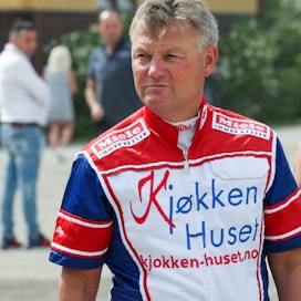 Norjalaisvalmentaja Per Oleg Midtfjeld ohjastaa ja valmentaa täyden matkan ME-hevosta, nelivuotiasta Ferrari B.R.:ää.