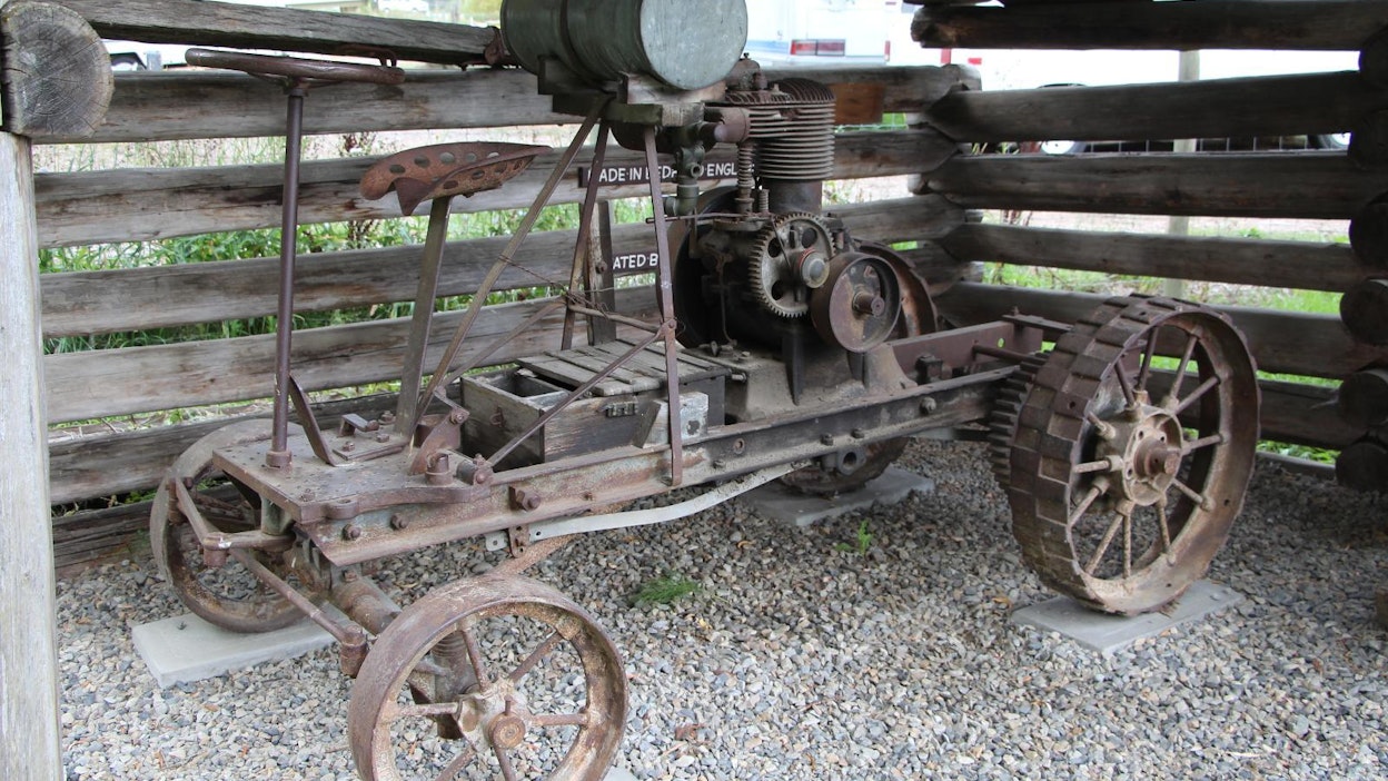 Saunderson Little Universal Motor -traktoria valmistettiin vuosina 1910–12, Elstow&apos;ssa, Bedfordshiressa, Englannissa.