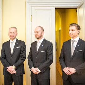 Antti Häkkänen (oik.) vannoi perjantaina virkavalan yhdessä Sampo Terhon ja Jari Lepän kanssa.