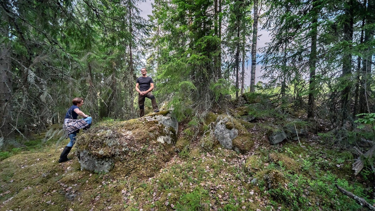 Tuomas Yli-Kokko on suojellut useita kohteita metsissään. Palstojen myynnistä hän ei ole kiinnostunut. &quot;Tila on ollut suvun omistuksessa 1500-luvulta lähtien. Maat pidetään, siinä ei ole vaihtoehtoja.&quot; Vasemmalla Maria Niemelä Lakeuden metsänhoitoyhdistyksestä.