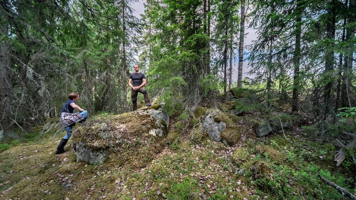 Tuomas Yli-Kokko on suojellut useita kohteita metsissään. Palstojen myynnistä hän ei ole kiinnostunut. "Tila on ollut suvun omistuksessa 1500-luvulta lähtien. Maat pidetään, siinä ei ole vaihtoehtoja." Vasemmalla Maria Niemelä Lakeuden metsänhoitoyhdistyksestä.