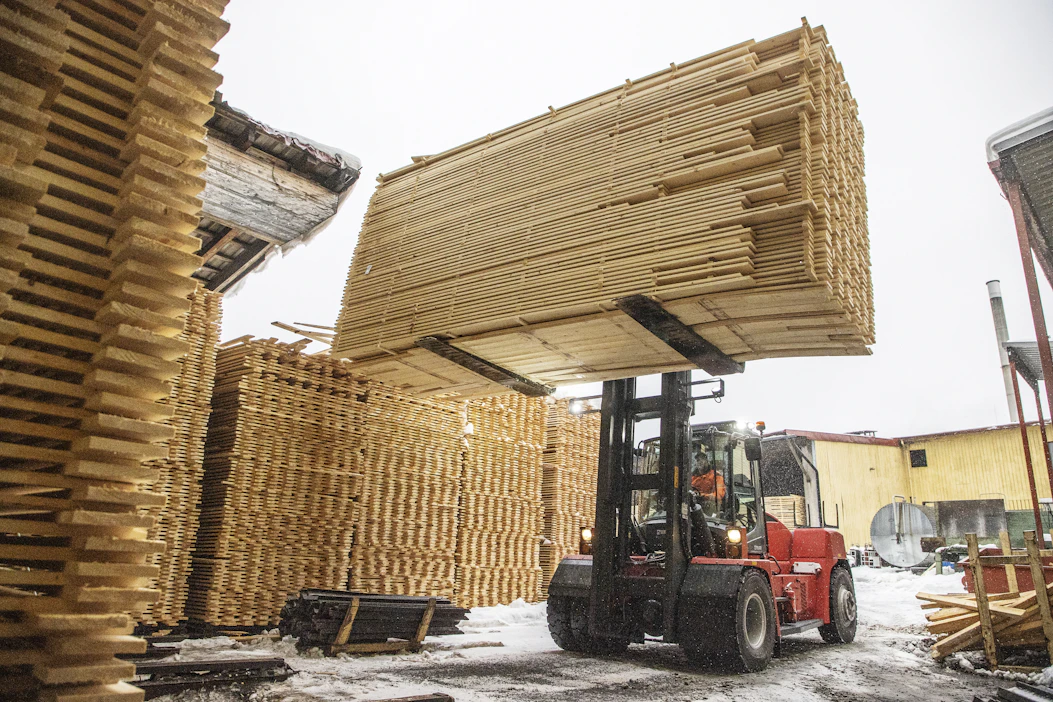 Versowood on yksi mekaanisen metsäteollisuuden sahoista, joka talvella neuvotteli ja solmi yrityskohtaisen työehtosopimuksen Teollisuusliiton kanssa. Sopimuskausi ulottuu vuoden 2024 loppuun. Kuva on yhtiön Vierumäen sahalta.