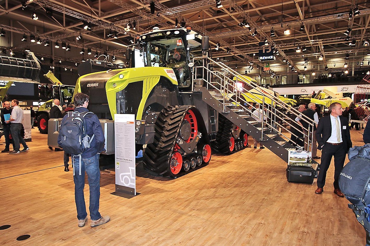 Claas Xerion -traktorit voidaan varustaa myös kolmiotyyppisillä teloilla (UO).