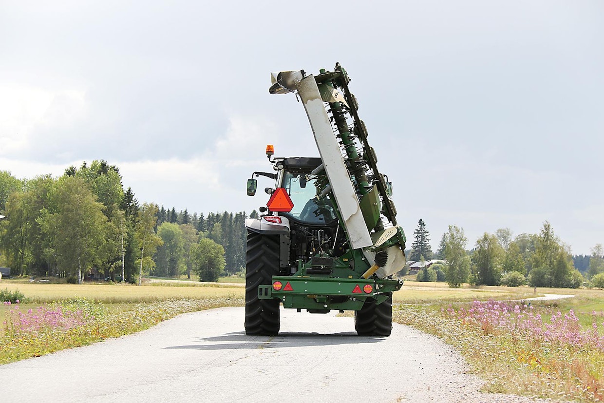 Kuljetuskorkeus on 3,9 metriä. Niittoyksikkö kallistuu kuolleenkulman yli (110 astetta vaakatasosta), joten paino jakautuu tasaisemmin molemmille vetovarsille. Sivusuoja kääntyy painovoiman avulla, mikä osaltaan pienentää kuljetuskorkeutta. Koneessa on hyvät takavalot peltisuojan takana, joten ne näkyvät varmasti takana tulevalle, ja pysyvät myös paremmin puhtaana.