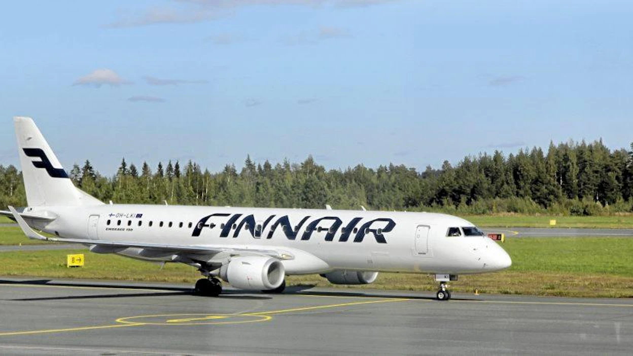Kuopoin lentoasema, lentokenttä, Finnair, Finnairin lentokone Kuopion lentokentällä.
