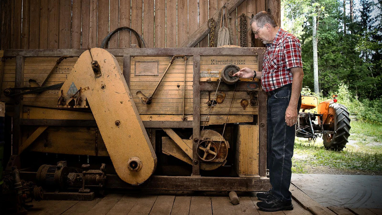 Kauko Mäntylä tutkailee Teijon Paavo -puimakonetta, joka on mallia 1935. Koneen omistaa Kaukon ystävä Henrik Pohjola.