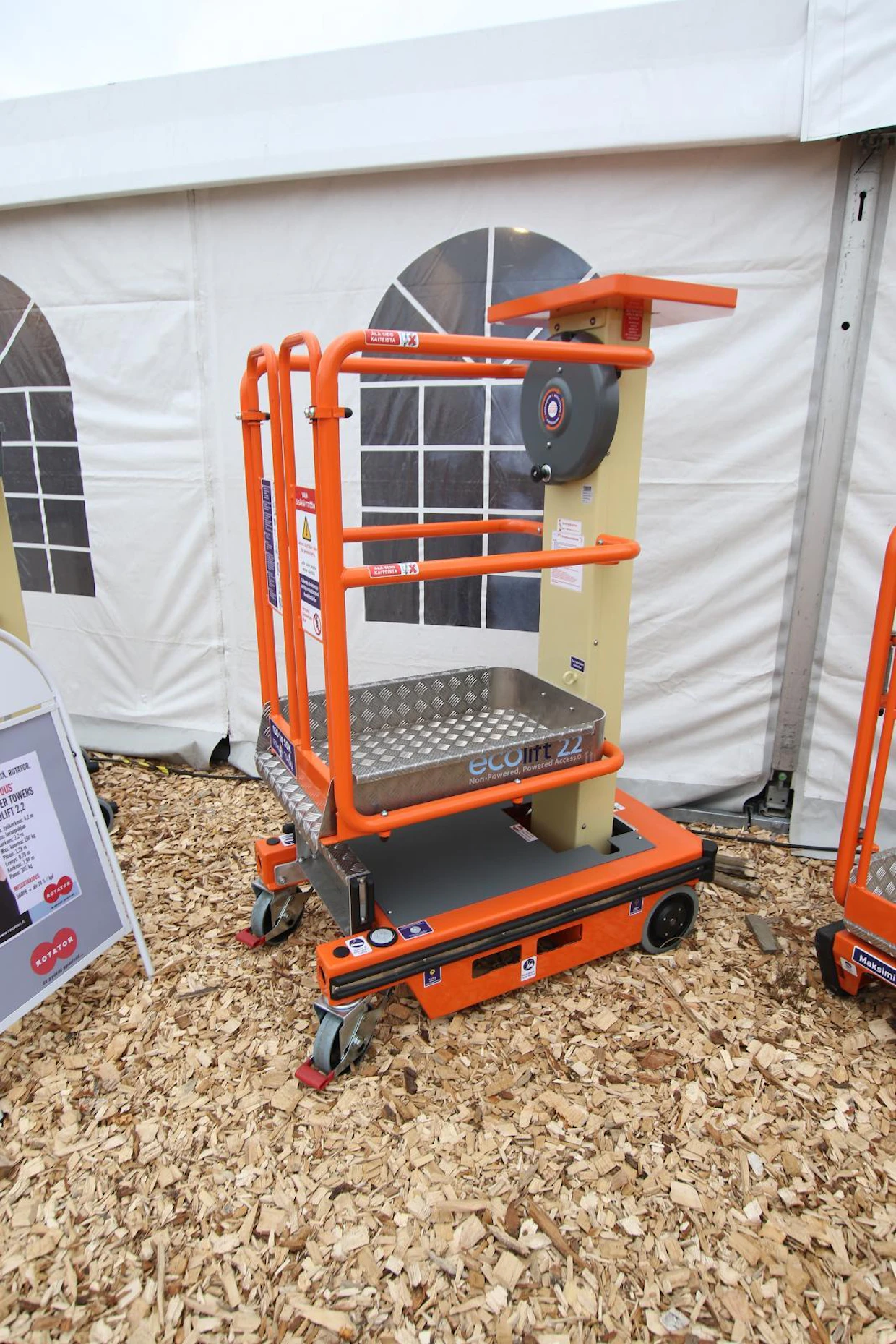 JLG Ecolift 2.2:n lavan korkeus nostettuna on 2,2 metriä. Nosto tapahtuu kahvaa veivaamalla. (AT)