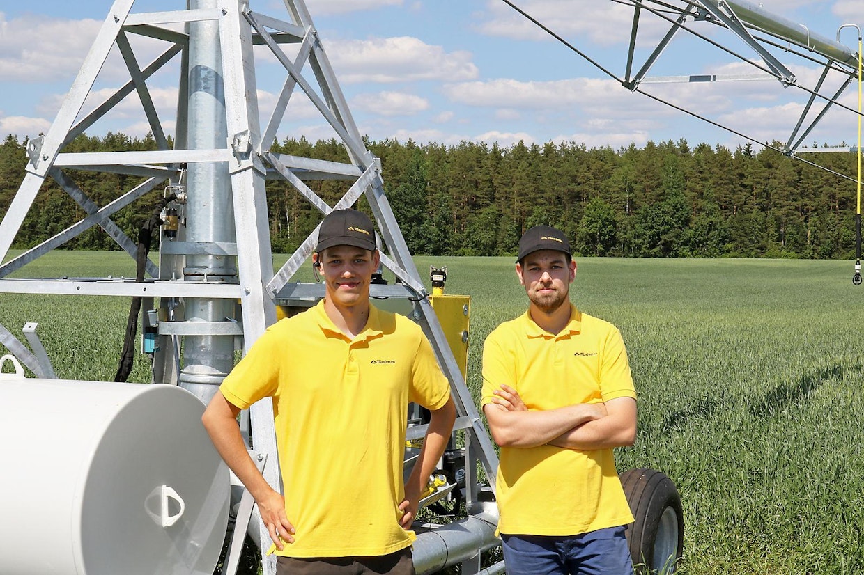 Niilo (vas.) ja Santeri Salo päätyivät T-L:n kastelulaitteeseen Agritechnica-näyttelykäynnin pohjalta.