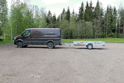 C1-kortilla ajoneuvon suurin sallittu kokonaismassa on 7500 kg. Ilman ajopiirturia omassa työssä tarvittavien työkalujen ja -välineiden kuljettaminen on sallittua enintään 50 km päähän yrityksen toimipaikasta sijaitsevaan työkohteeseen. C1E-yhdistelmän kokonaismassa on 12 tonnia, mutta C1-autoilla vedetään Suomessa käytännössä vain työntöjarrullisia 3,5 t kokonaismassan perävaunuja.