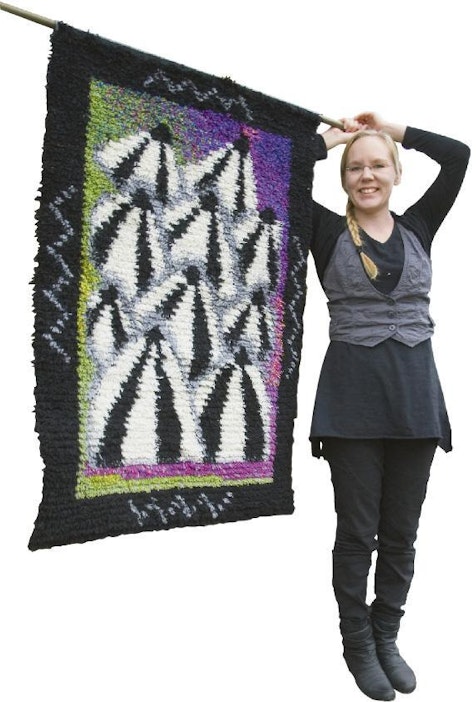 Mari Kanervaniemi suunnitteli itse oman vihkiryijynsä. Mäenhuiput kuvaavat elämän kulkua.