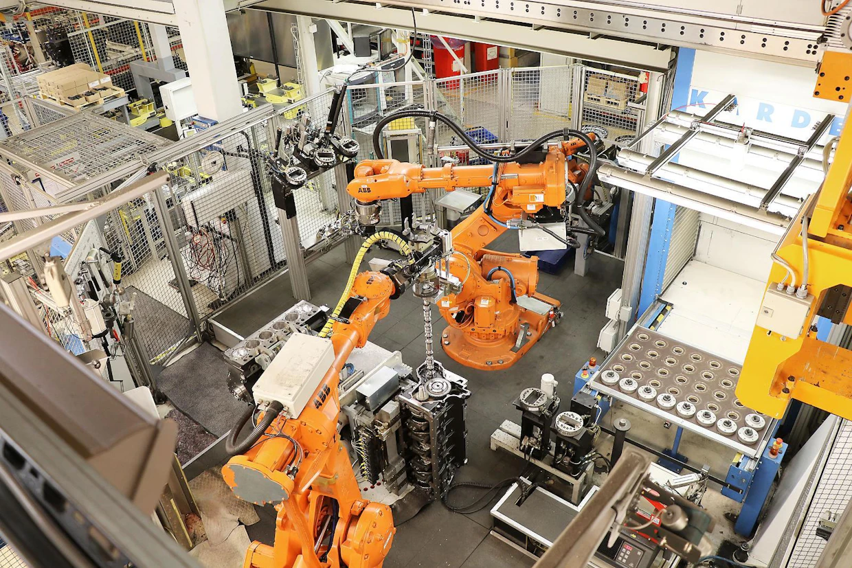 Linnavuoren tehtailla on noin sata robottia. Kuvassa robotti asentaa nokka-akselia paikoilleen. Nykyaikaiset valmistuslinjat perustuvat ihmisen ja robotin yhteistyöhön, jossa robotti tekee raskaat rutiinityöt.