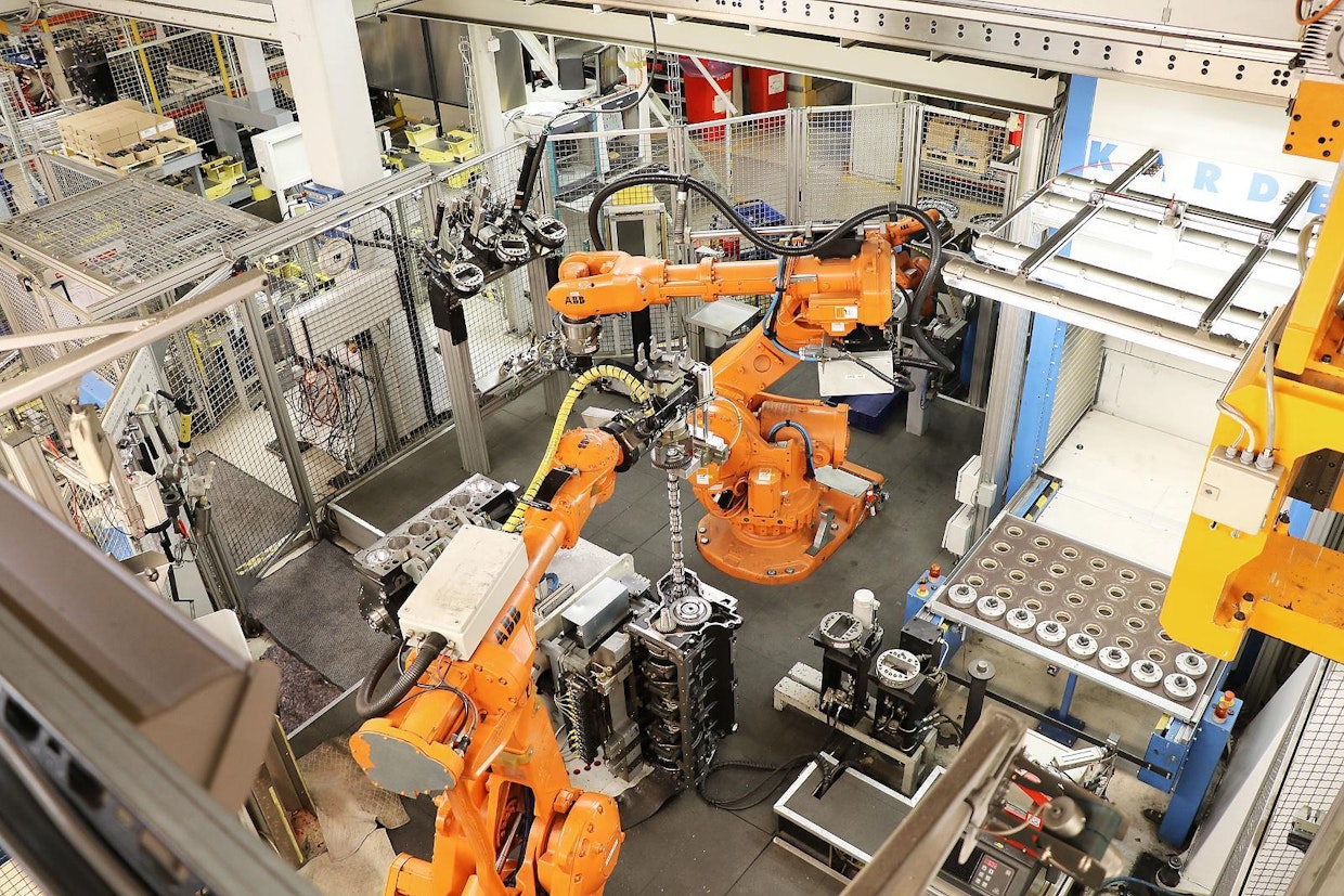 Linnavuoren tehtailla on noin sata robottia. Kuvassa robotti asentaa nokka-akselia paikoilleen. Nykyaikaiset valmistuslinjat perustuvat ihmisen ja robotin yhteistyöhön, jossa robotti tekee raskaat rutiinityöt.