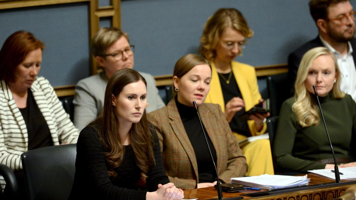 Pääministeri Sanna Marin ja muista ministereitä eduskunnan täysistunnossa 17. maaliskuuta 2020 Helsingissä. LEHTIKUVA / MIKKO STIG