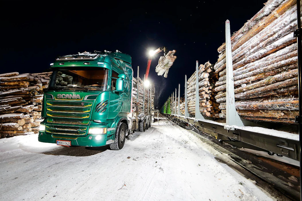 Velj. Vartiamäki Oy:n autot toivat puuta Alavuden rautatieasemalle lastattavaksi junaan viikko sitten maanantaina.