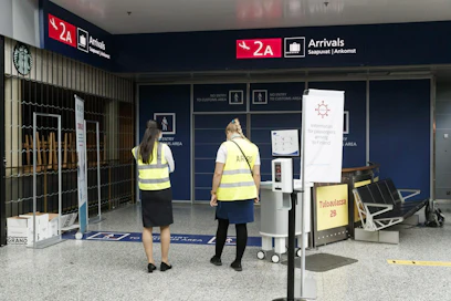 Henkilökuntaa koronatietopisteellä Helsinki-Vantaan lentoasemalla tänään.