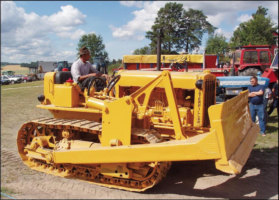 Caterpillar D7 -telatraktoria valmistettiin vuosina 1938–1955. Caterpillar Tractor Co, Peoria, Illinois, USA. Alkuperäistä D7-mallia valmistettu yhteensä 53 750 kpl