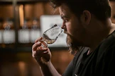 Tony Sivula nautiskelee itse alkoholia hyvin harvoin. "Kun on viinan kanssa tekemisissä töissä joka päivä, niin olen halunnut jättääkin sen enimmäkseen sinne töihin."