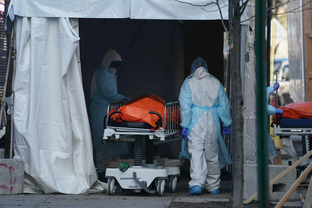 Yhdysvalloissa on vahvistettu yli 300 000 koronavirustartuntaa ja yli 8 100 ihmistä on kuollut viruksen aiheuttamaan tautiin. New Yorkissa on perustettu väliaikaisia ruumishuoneita. LEHTIKUVA / AFP