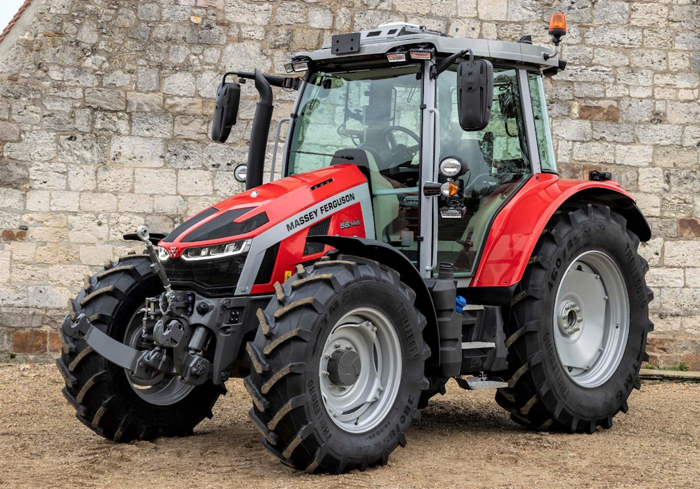 Kiilamainen konepeitto leimaa Massey-Fergusonin uutta sadan hevosvoiman mallistoa.