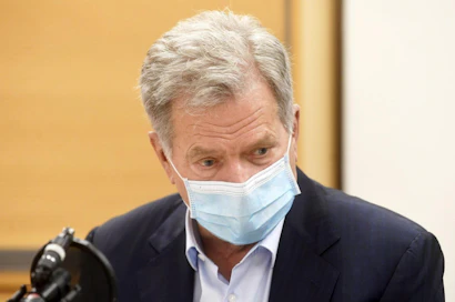 Niinistö kirjoittaa, että rokotusten osalta saadut tiedot ja aikataulut kertovat odotettua hitaammasta edistymisestä. LEHTIKUVA / VESA MOILANEN