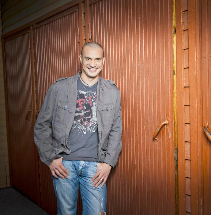 Tanssilavojen takahuoneet ovat käyneet tutuksi paljon keikkailevalle Janne Raappanalle. Kuva: Kimmo Haimi Katso levyarvio netistä: www.kantrilehti.fi